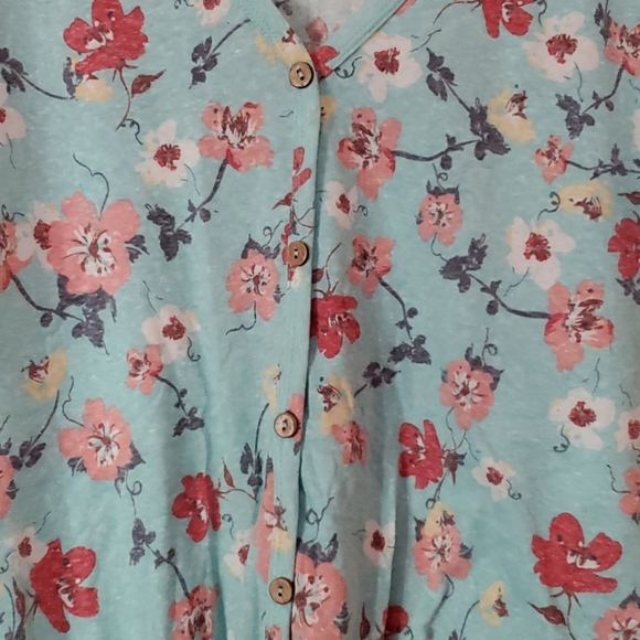 Button detailed short sleeve boutique top - Picture 2 of 3